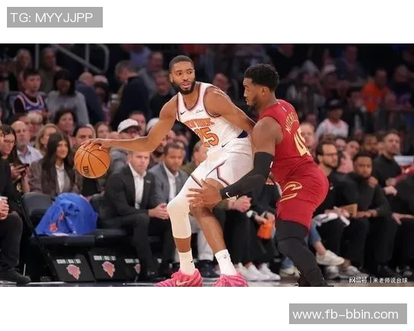 米切尔半场表现抢眼13投6中并罚球8中7砍下21分7篮板3助攻2抢断